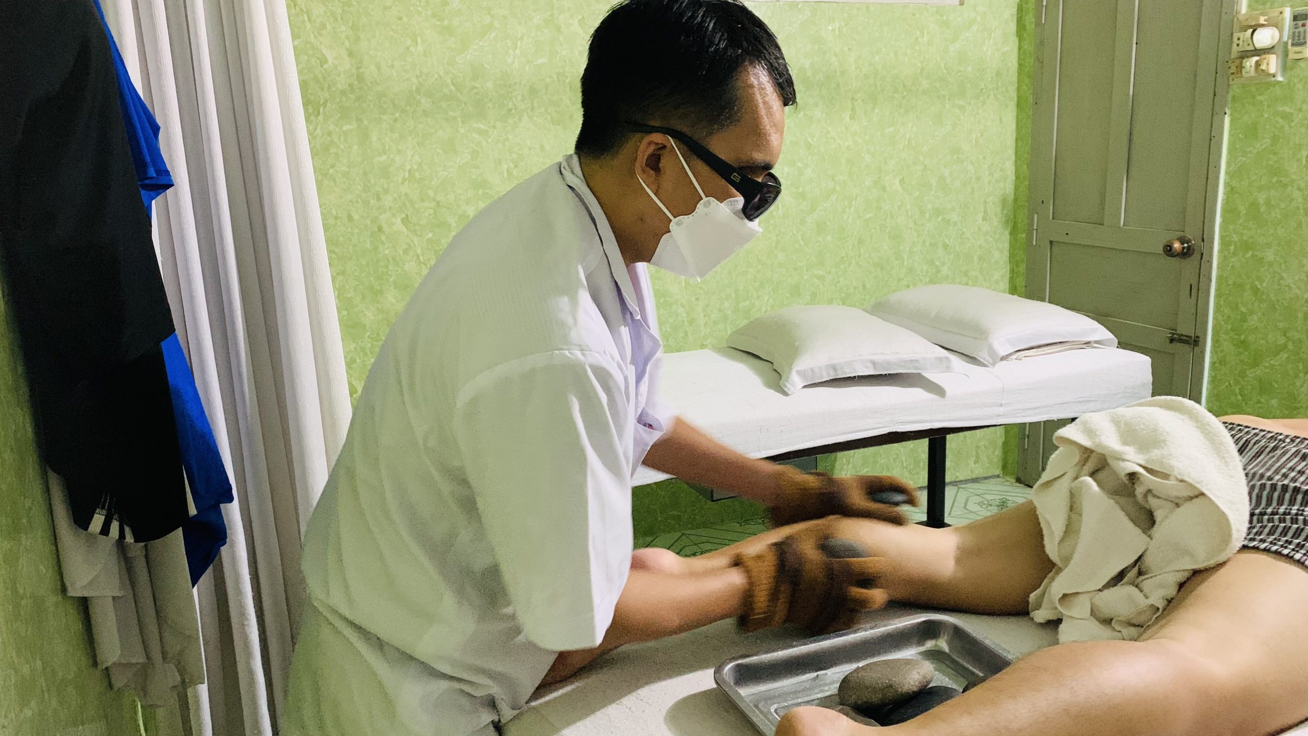 Massage đá nóng trị liệu
