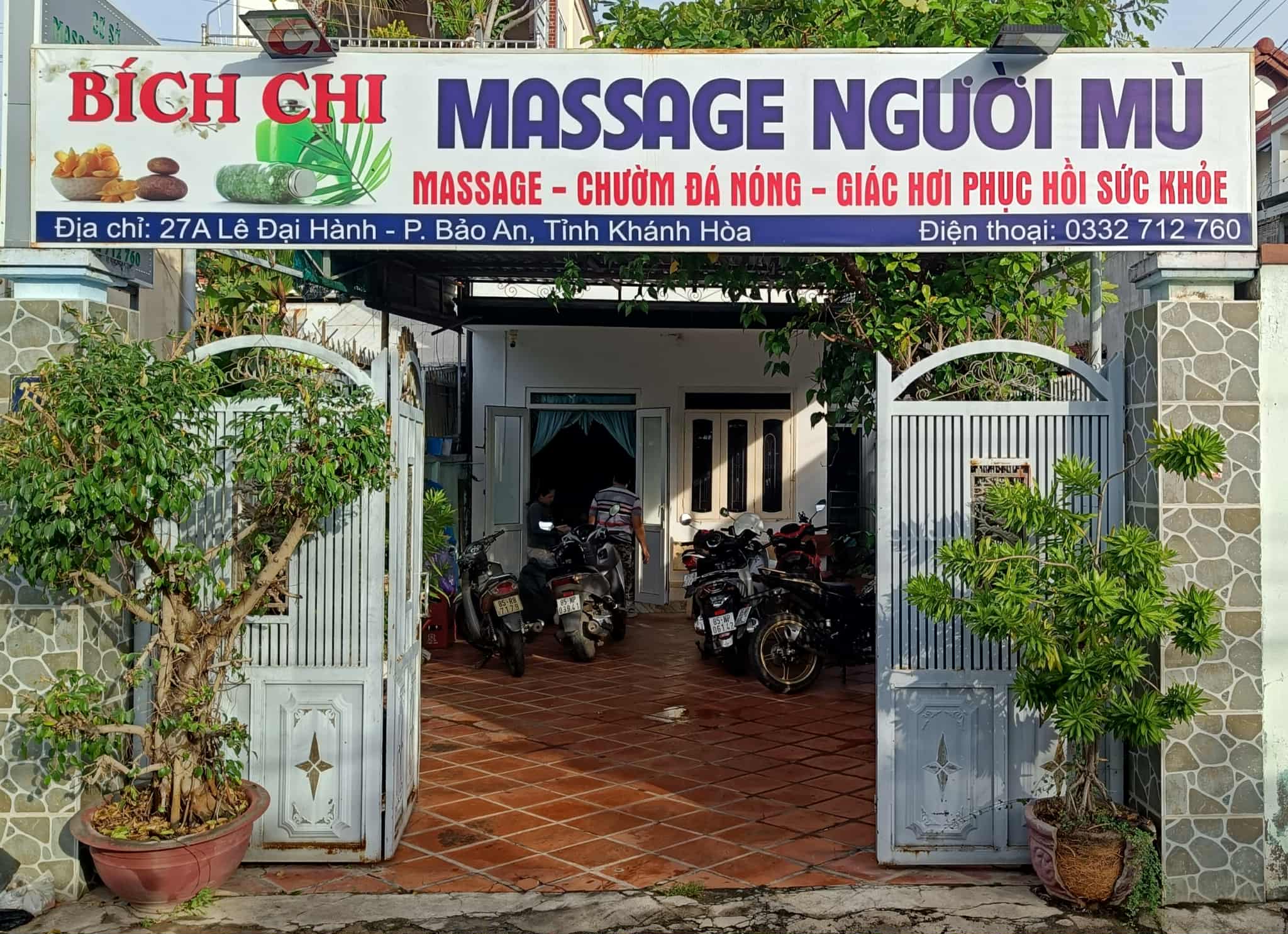 Mặt tiền và bảng hiệu chính của cơ sở Massage Người Mù Bích Chi tại 27A Lê Đại Hành, P. Bảo An, tỉnh Khánh Hòa.